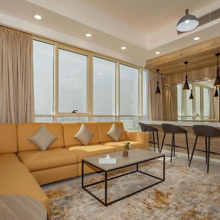 الفجيرة Platinum Coast Hotel Apartments الغرفة الصورة A living room in a suite at the hotel