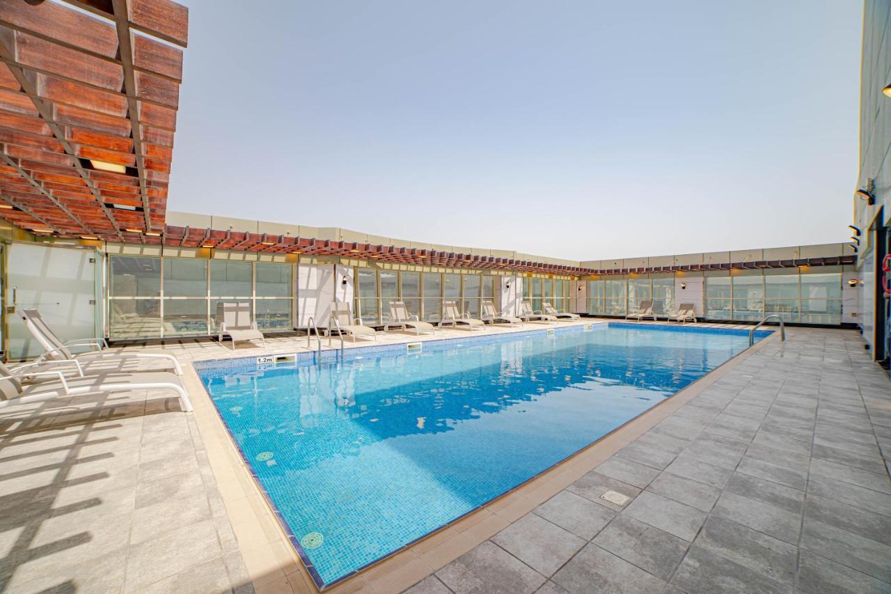 الفجيرة Platinum Coast Hotel Apartments المظهر الخارجي الصورة The swimming pool at the hotel