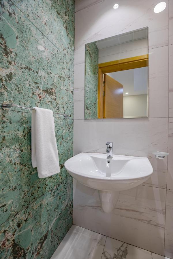 الفجيرة Platinum Coast Hotel Apartments المظهر الخارجي الصورة Bathroom