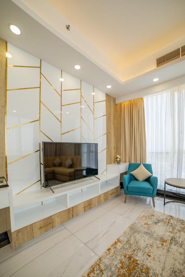 الفجيرة Platinum Coast Hotel Apartments المظهر الخارجي الصورة A television set