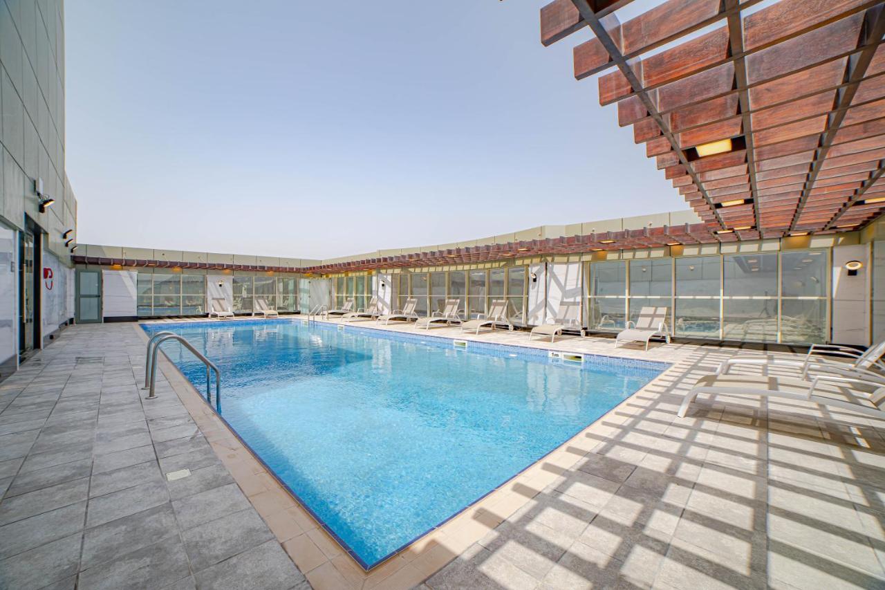 الفجيرة Platinum Coast Hotel Apartments المظهر الخارجي الصورة Swimming pool at the hotel