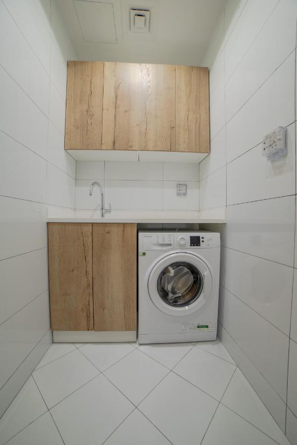 الفجيرة Platinum Coast Hotel Apartments المظهر الخارجي الصورة A washing machine in a laundry room