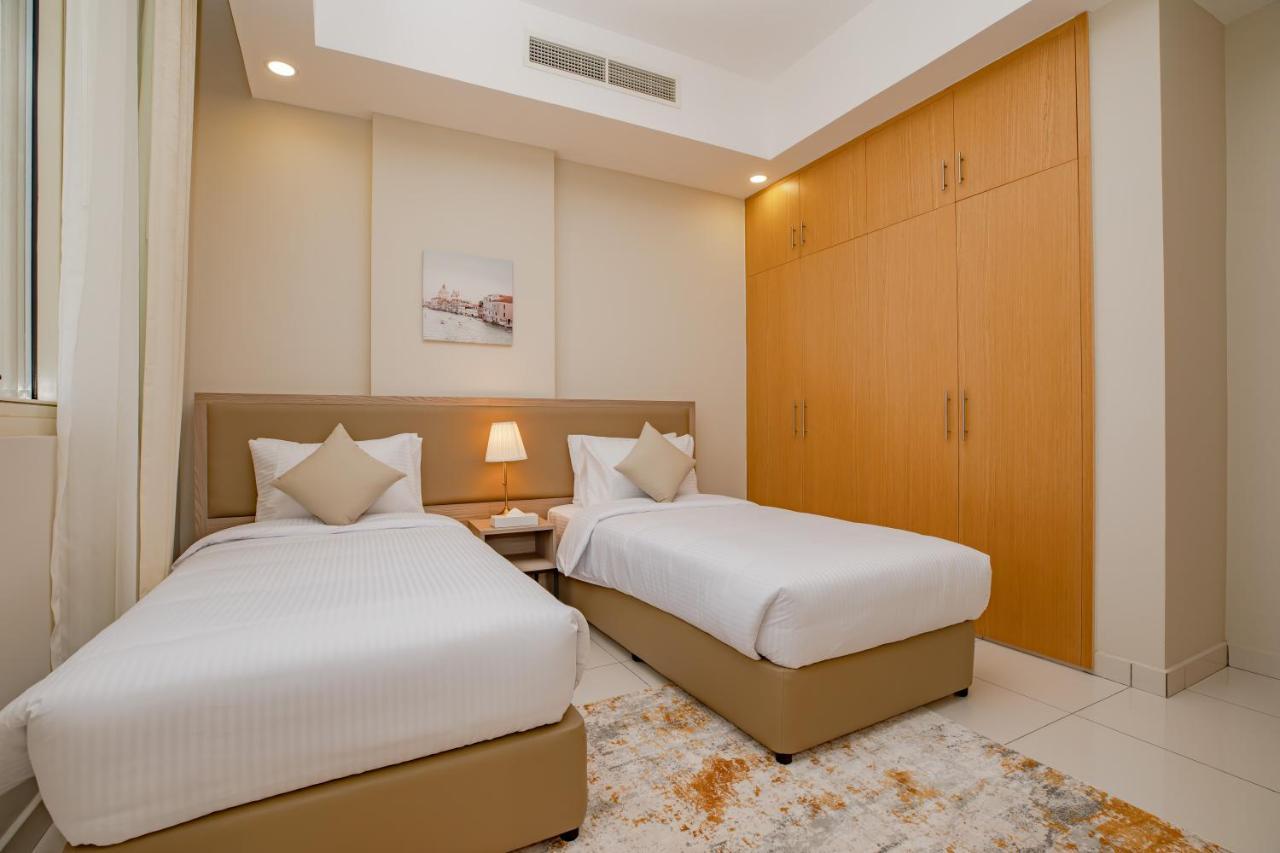 الفجيرة Platinum Coast Hotel Apartments المظهر الخارجي الصورة A bedroom with two single beds