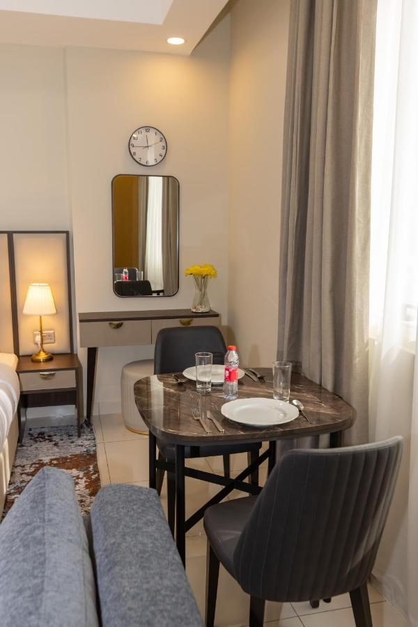 الفجيرة Platinum Coast Hotel Apartments المظهر الخارجي الصورة A room at the hotel