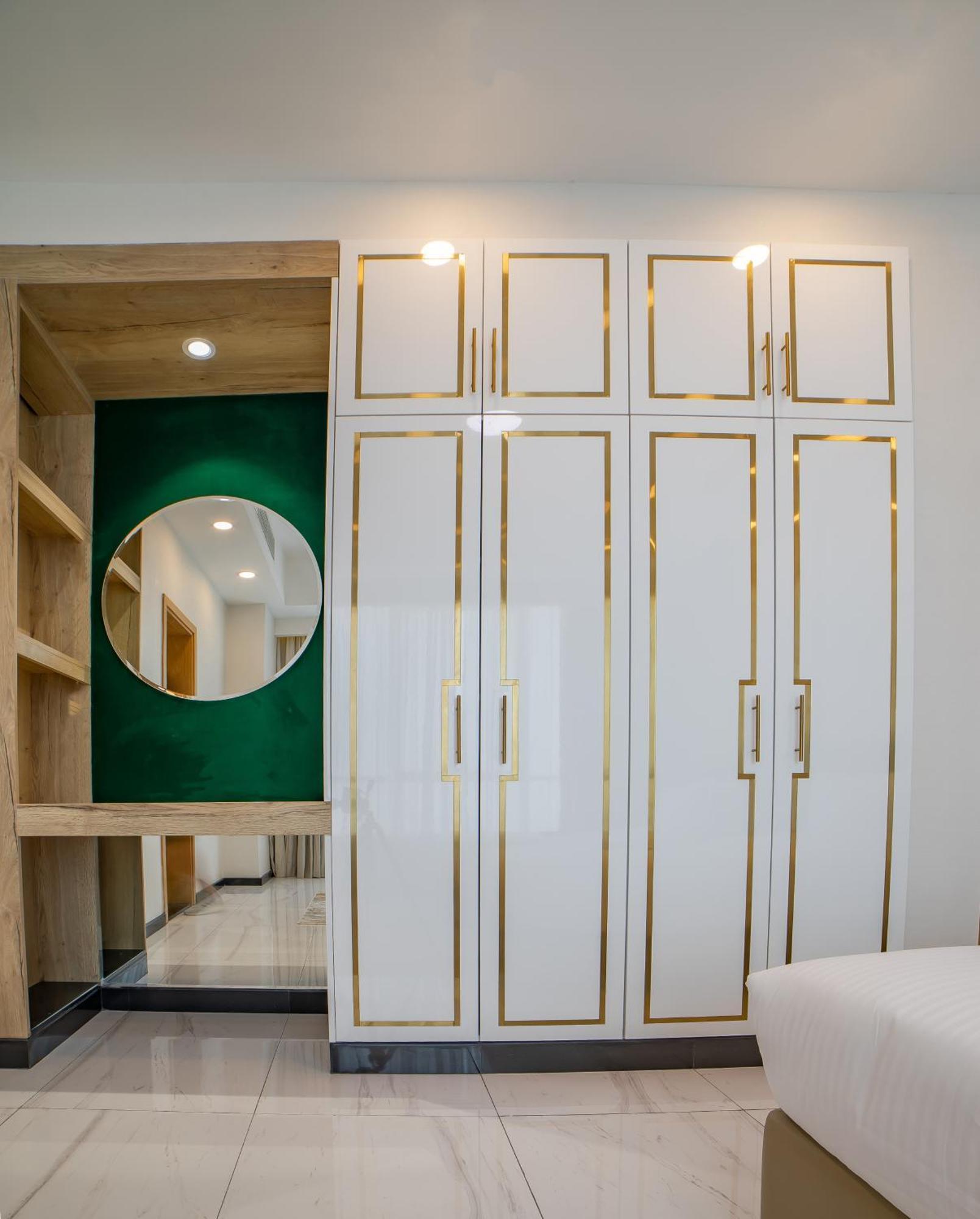 الفجيرة Platinum Coast Hotel Apartments الغرفة الصورة A wardrobe